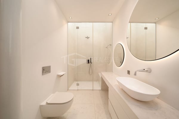LUSSUOSA VILLA CON PISCINA E GIARDINO VICINO ALLA TASIS 25