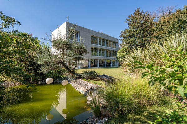 LUSSUOSA VILLA CON PISCINA E GIARDINO VICINO ALLA TASIS 1