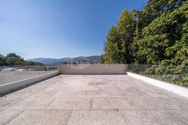 LUSSUOSA VILLA CON PISCINA E GIARDINO VICINO ALLA TASIS 27