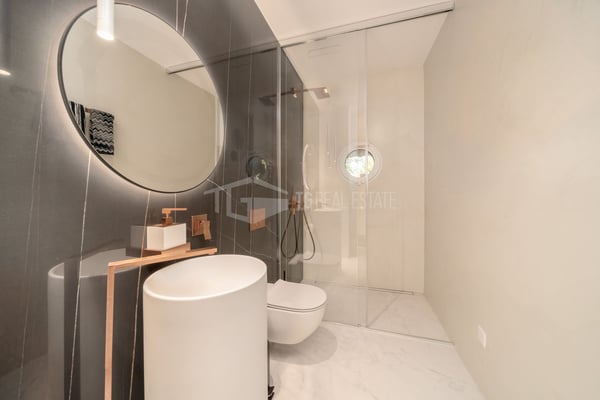 LUSSUOSA VILLA CON PISCINA E GIARDINO VICINO ALLA TASIS 9