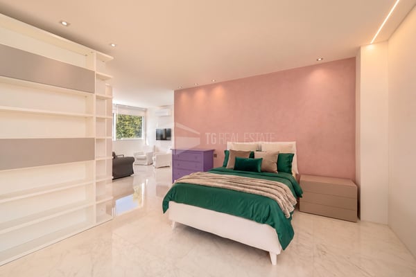 LUSSUOSA VILLA CON PISCINA E GIARDINO VICINO ALLA TASIS 14