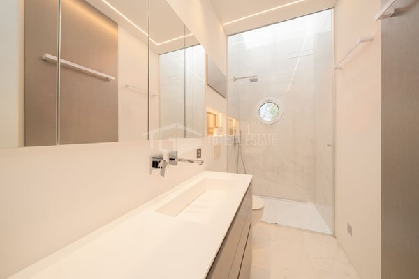LUSSUOSA VILLA CON PISCINA E GIARDINO VICINO ALLA TASIS 20