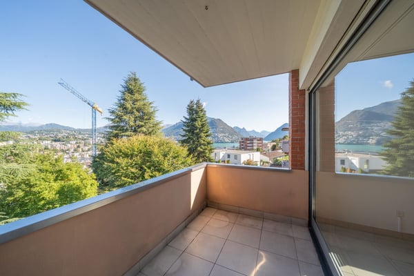HELLES 4.5-ZIMMER-APARTMENT MIT BLICK AUF DEN SEE IN PARADISO 12