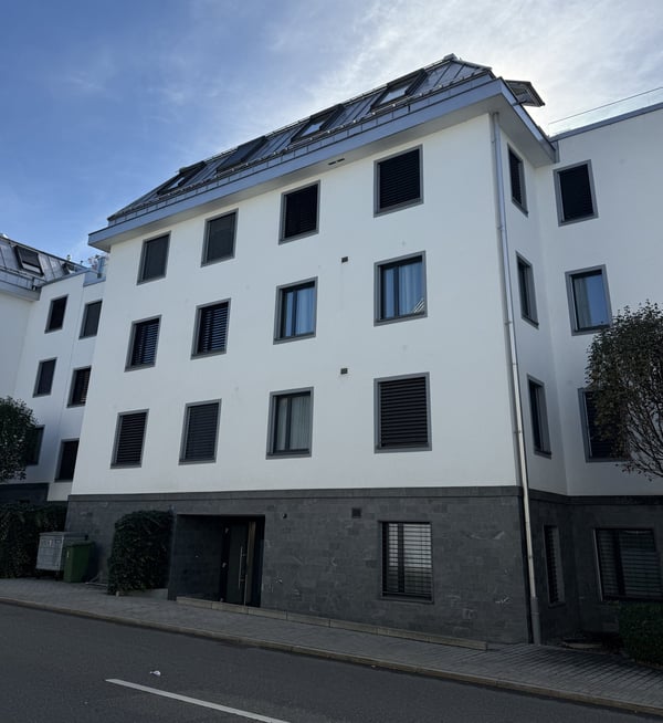 Moderne 3.5-Zimmer-Wohnung im Erdgeschoss an zentraler Lage in Siebnen