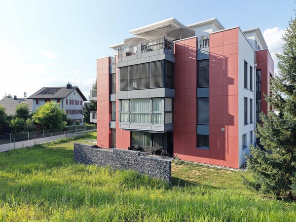 Grosse, exklusive 5.5 Zimmer-Gartenwohnung mit viel Umschwung 1