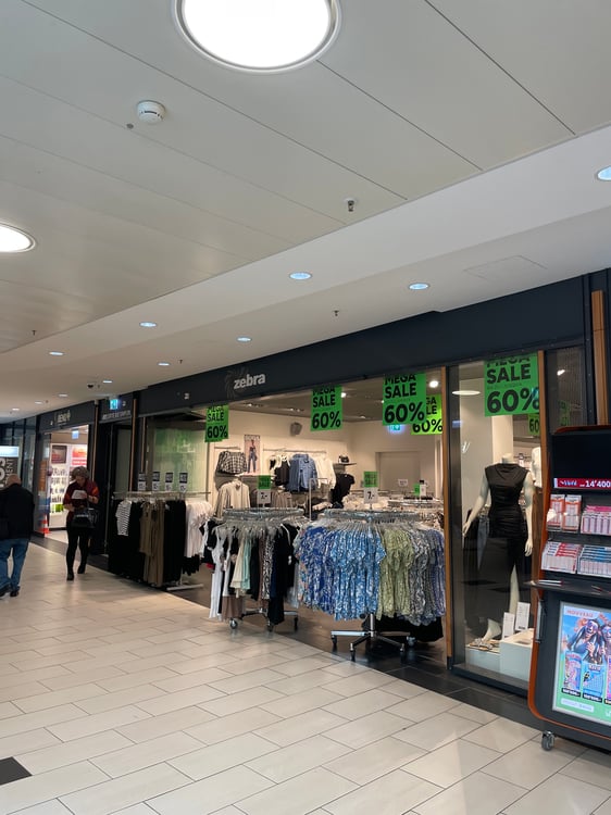 Kundenstarke Ladenfläche beim Migros Supermarkt 10