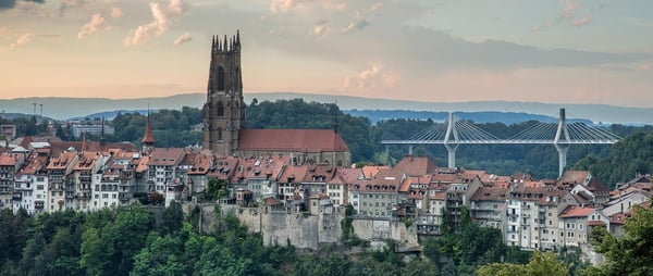 Kundenstarke Ladenfläche beim Migros Supermarkt 13