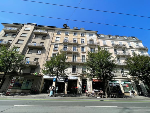 Kundenstarke Ladenfläche beim Migros Supermarkt 11