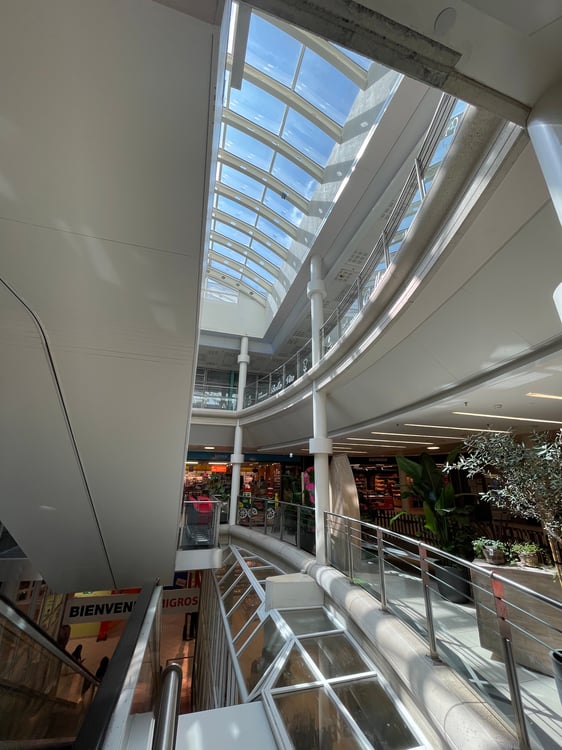 Kundenstarke Ladenfläche beim Migros Supermarkt 9