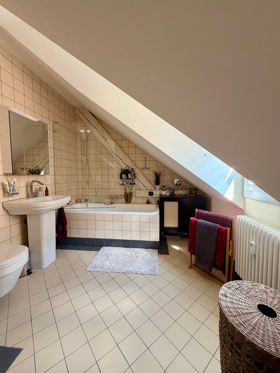 Charmante 2.5-Zimmer-Dachwohnung an ruhiger Lage in Bern 3