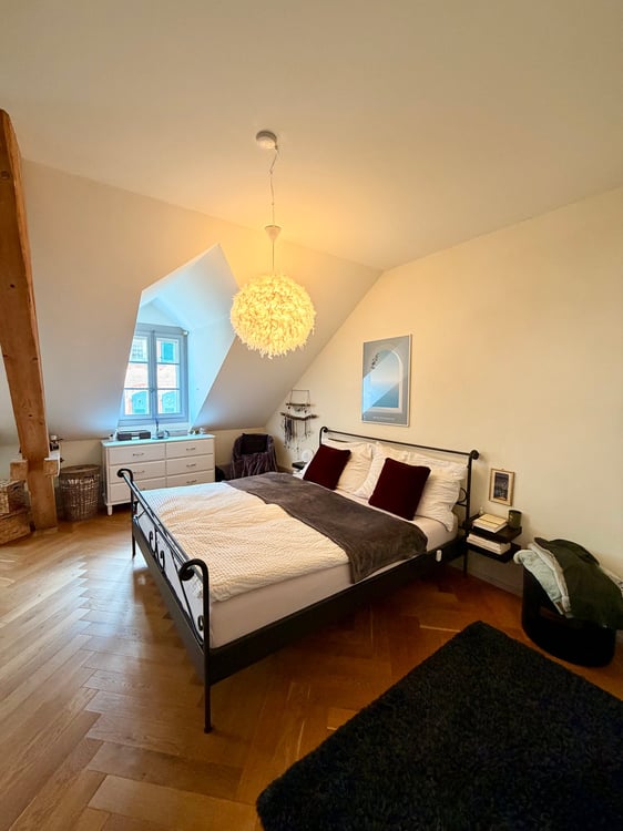 Charmante 2.5-Zimmer-Dachwohnung an ruhiger Lage in Bern 11