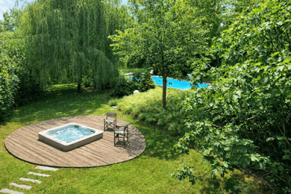Villa familiale avec vaste terrain arborisé, agrémenté d'une piscine chauffée et jacuzzi 12
