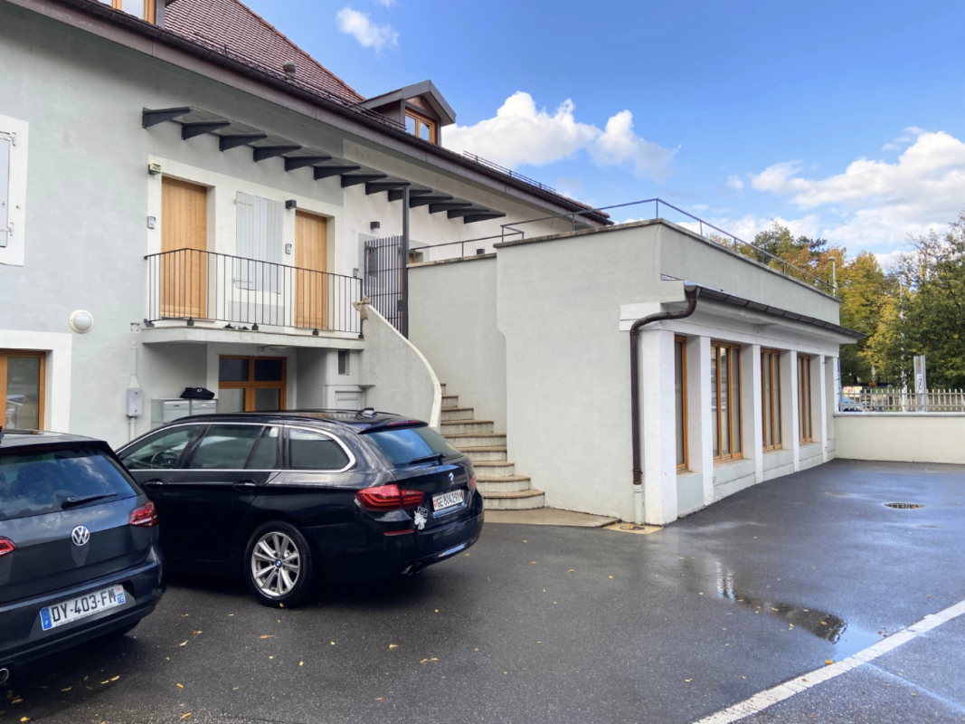Locaux Commerciaux Modernes à Chêne-Bourg à vendre pour investisseur