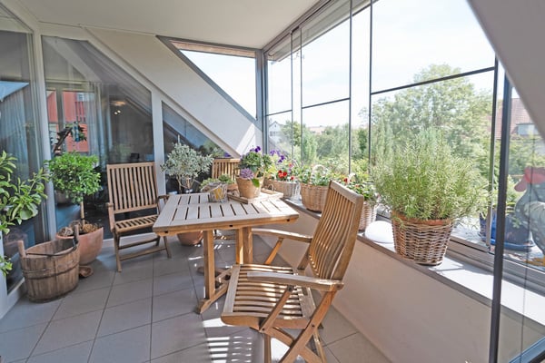 Wohnjuwel mit Seltenheitswert: Lichtdurchflutete 4.5 bis 5.5-Zimmer-Dach-Maisonette in Hettlingen 1