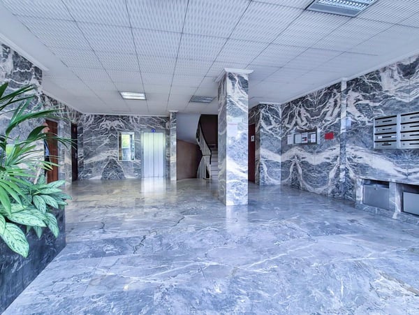 Local commercial traversant de 180 m², au calme, à 5 min de l'aéroport 18