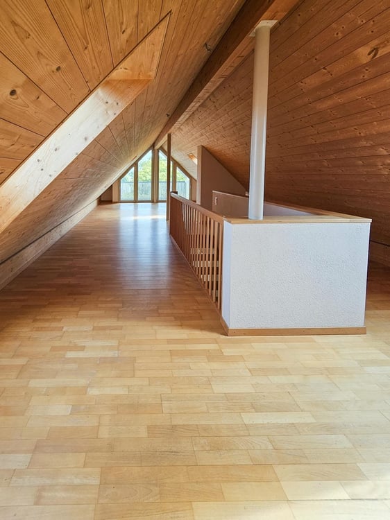 Grosszügige 4.5-Zimmer-Dachwohnung mit Galerie und zwei Balkone 2