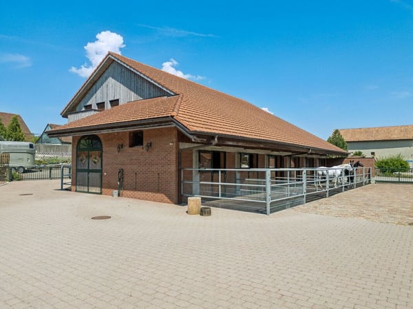 REITSPORTIMMOBILIE MIT 4 WOHNEINHEITEN, SANDPLATZ UND OVAL-FÜHRANLAGE 1