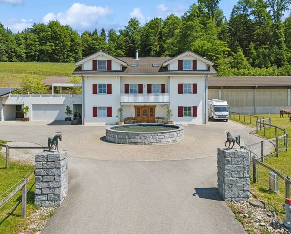 HOCHWERTIGE REITSPORTIMMOBILIE AN EINZIGARTIGER LAGE MIT TRAUMHAFTER WEITSICHT 2