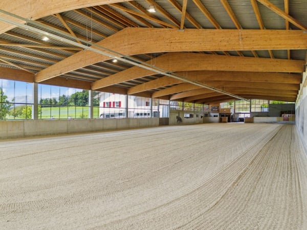 HOCHWERTIGE REITSPORTIMMOBILIE AN EINZIGARTIGER LAGE MIT TRAUMHAFTER WEITSICHT 1