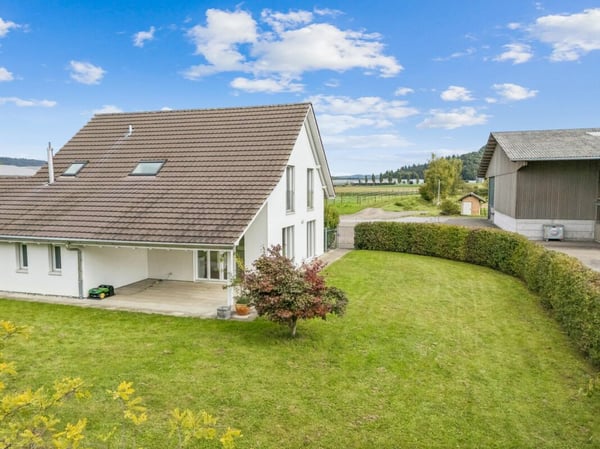 KOMPAKTE REITSPORTIMMOBILIE MIT WOHNHAUS, PFERDESTALL UND REITHALLE 31 MINUTEN VON ZÜRICH 7