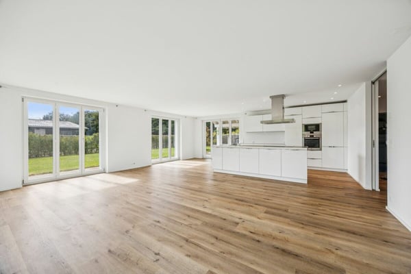 KOMPAKTE REITSPORTIMMOBILIE MIT WOHNHAUS, PFERDESTALL UND REITHALLE 31 MINUTEN VON ZÜRICH 8