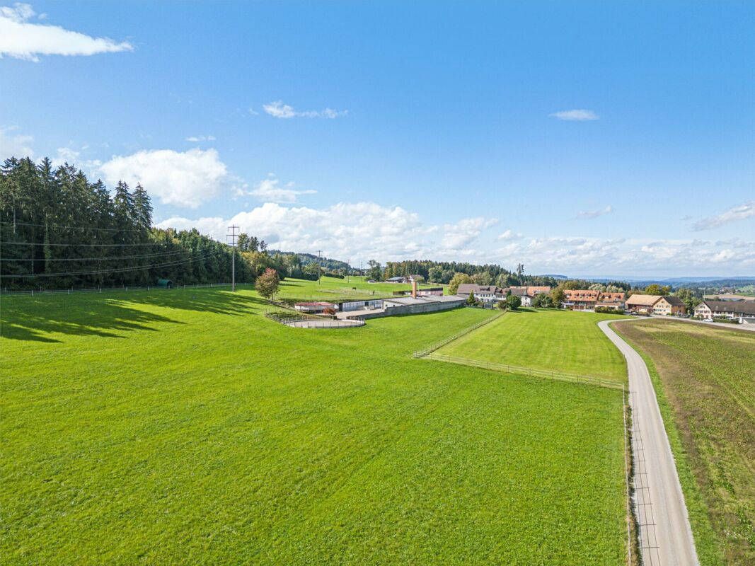 REITSPORTZENTRUM MIT VIELFÄLTIGER INFRASTRUKTUR UND AUSBAUMÖGLICHKEITEN