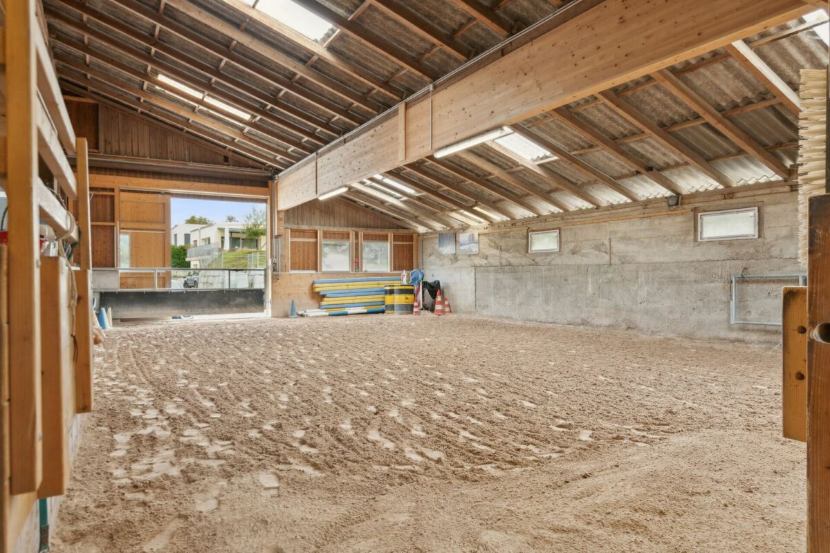 KERN­SANIERTES BAUERNHAUS MIT AUSBAUPOTENZIAL