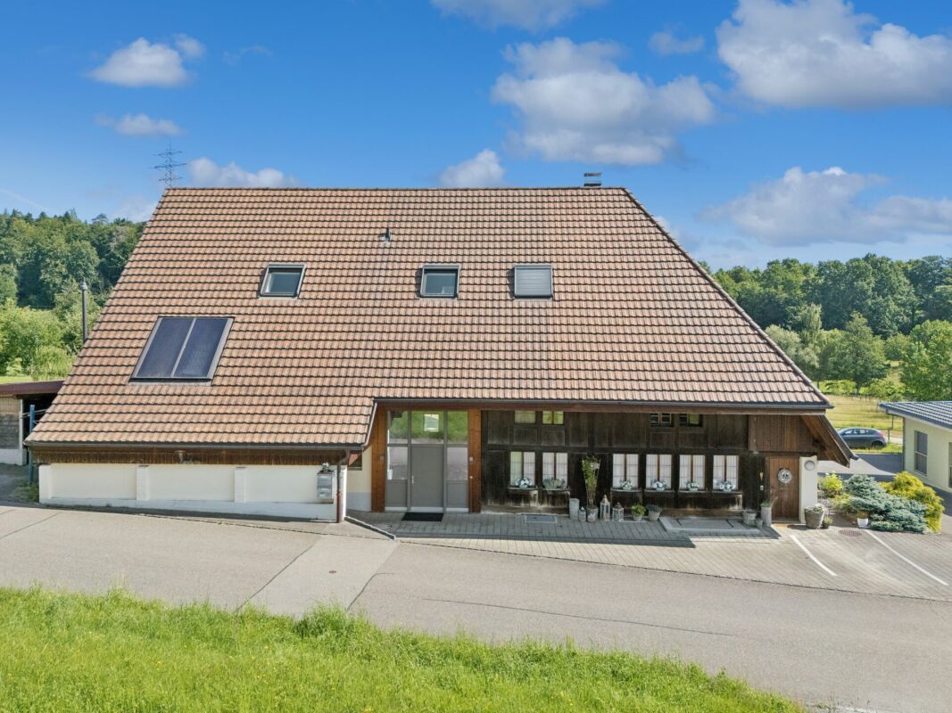 STILVOLLES BAUERNHAUS MIT ZWEI WOHNEINHEITEN IN KÖLLIKEN