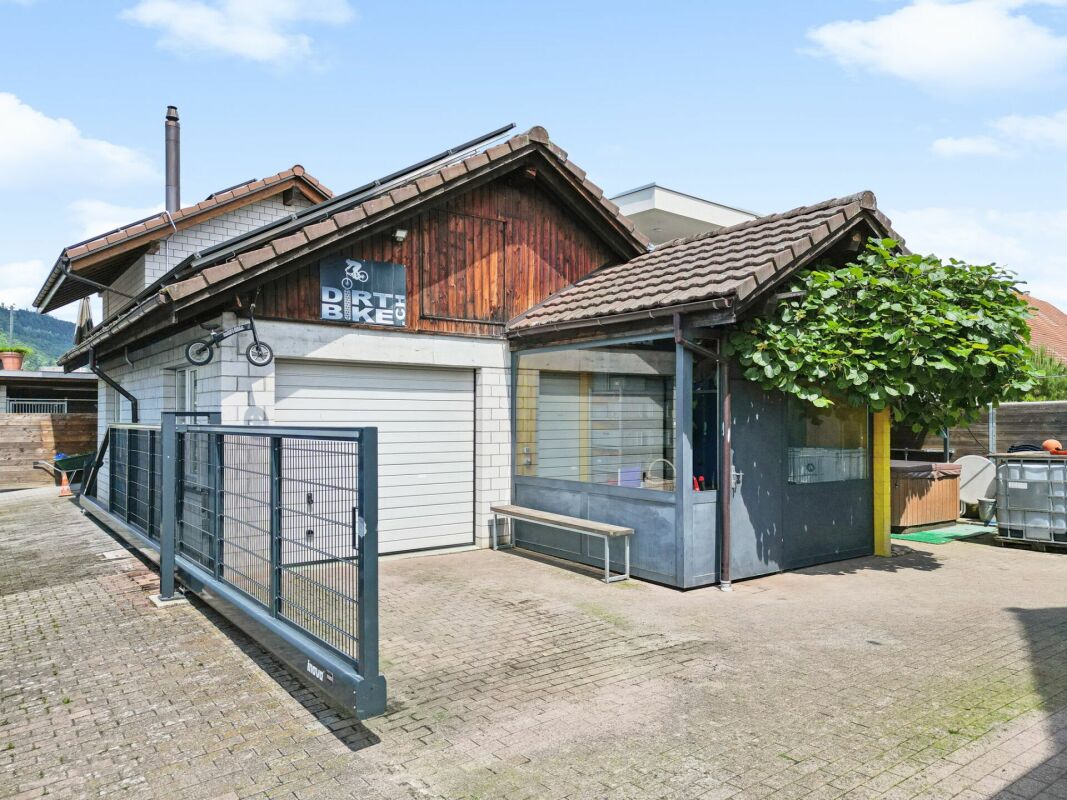 GEWERBEIMMOBILIE MIT VIELFÄLTIGEN NUTZUNGSMÖGLICHKEITEN UND WOHNHAUS