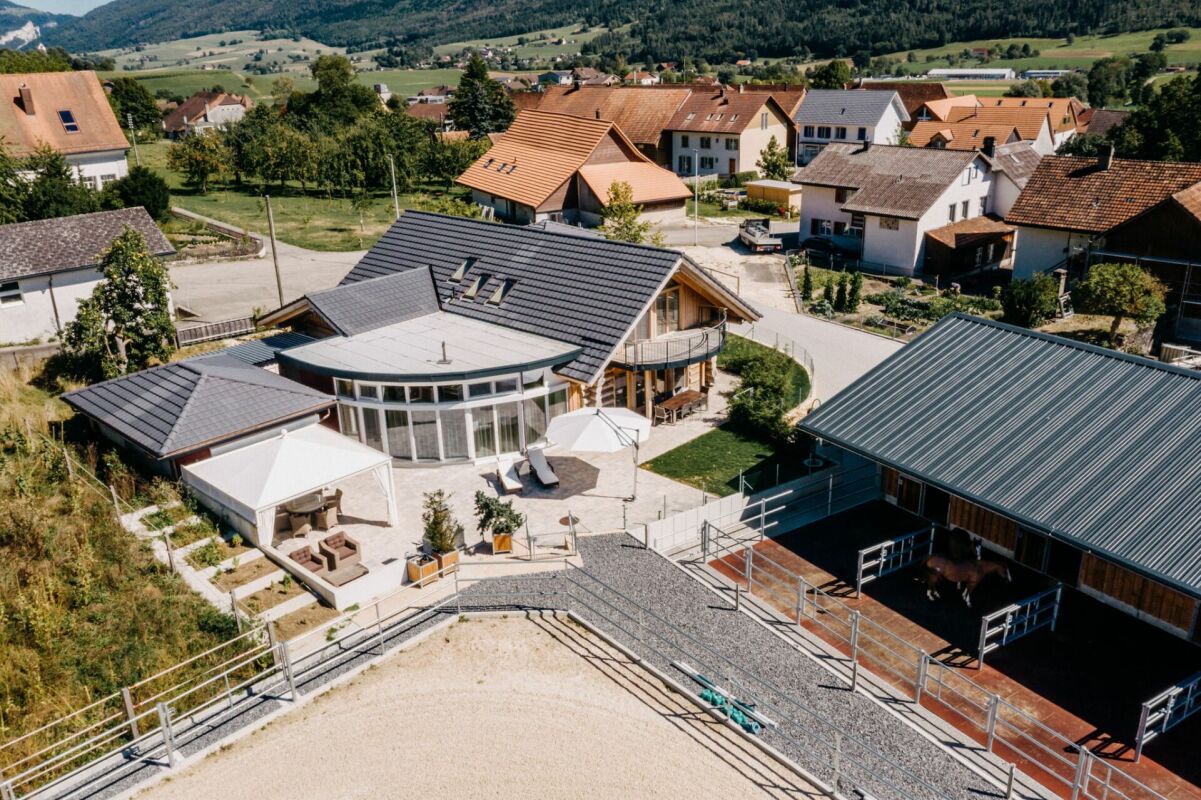 LEBENSQUALITÄT FÜR SIE UND IHRE PFERDE AM FUSSE DES JURAS