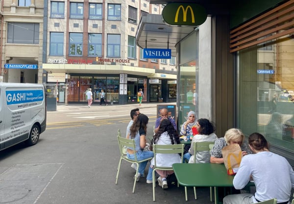 1A Ladenfläche oder Takeaway am Bahnhofplatz in Zürich - bei Ayverdis, McDonalds & Starbucks