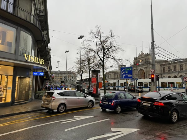 1A Ladenfläche oder Takeaway am Bahnhofplatz in Zürich - bei Ayverdis, McDonalds & Starbucks