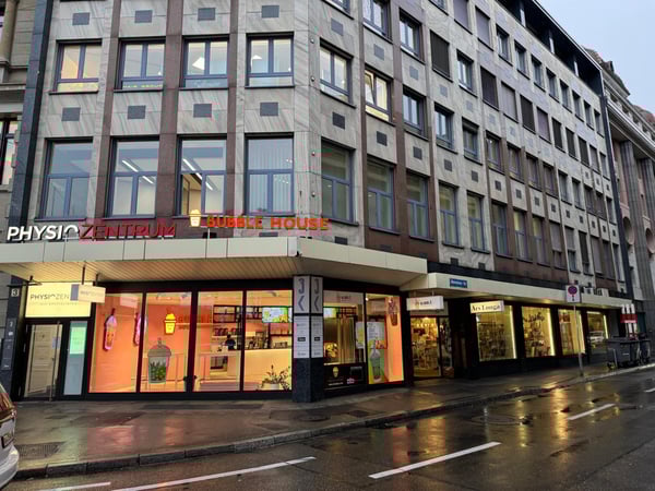 1A Ladenfläche oder Takeaway am Bahnhofplatz in Zürich - bei Ayverdis, McDonalds & Starbucks