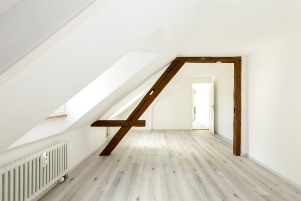 Helle 3,5 Zimmer-Dachwohnung nähe Kronenplatz 12