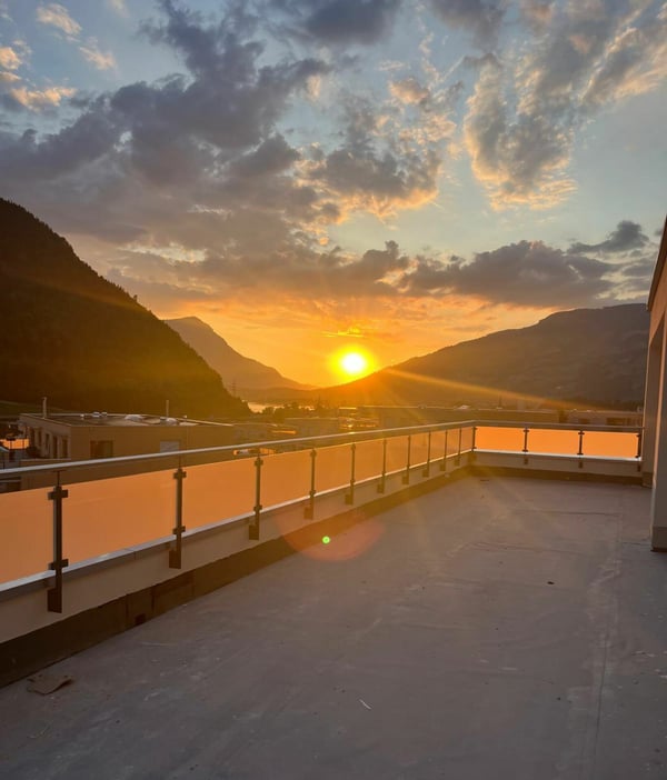 Exklusive 1.5-Zimmer-Attikawohnung mit direktem Liftzugang, See- & Bergsicht 1