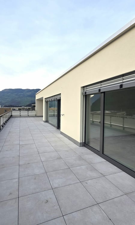 Exklusive 1.5-Zimmer-Attikawohnung mit direktem Liftzugang, See- & Bergsicht 2