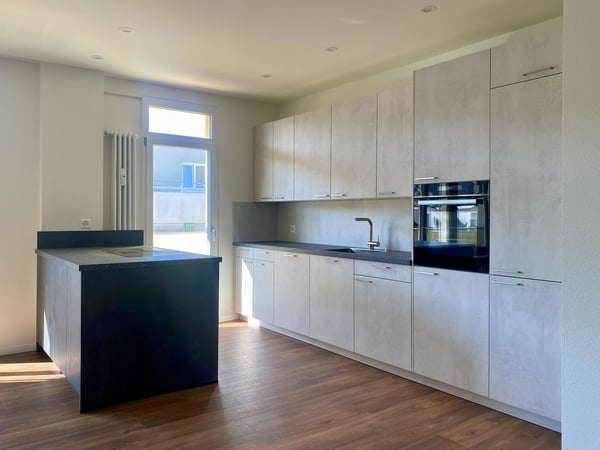 Renovierte Dachwohnung mit zwei Balkonen 2