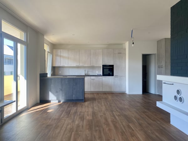 Renovierte Dachwohnung mit zwei Balkonen 1