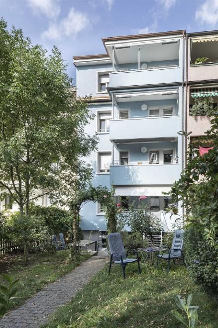 stilvoll sanierte Dachwohnung am Wasgenring 8