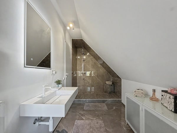 Luxuriöse Penthouse Wohnung mit viel Privatsphäre und Sicht in die Berge 18