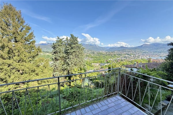 Lugano - Grande terreno edificabile nel verde | Lugano - Grosses, bebaubares Grundstück im Grünen - Atemberaubende Aussicht! 1