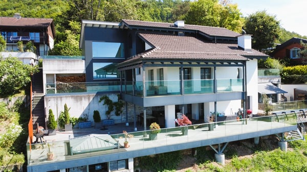 Exklusives Wohnen mit Aussicht: Einfamilienhaus mit Einliegerwohnung 3