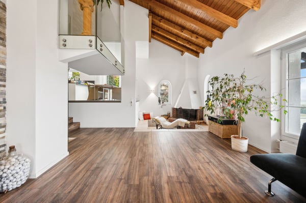 Exklusives Wohnen mit Aussicht: Einfamilienhaus mit Einliegerwohnung 2