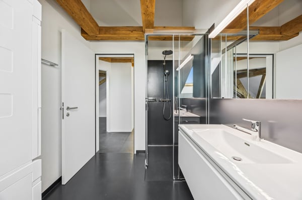 Exklusive 5.5-Zimmer-Dach-Maisonette mit Charme 12