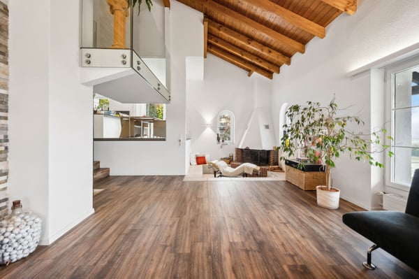 Exklusives Wohnen mit Aussicht: Einfamilienhaus mit Einliegerwohnung 2