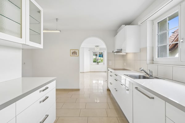 Exklusive Landhausvilla mit Türmli an sonniger Südwesthanglage, nur 30 Minuten bis Zürich HB 10