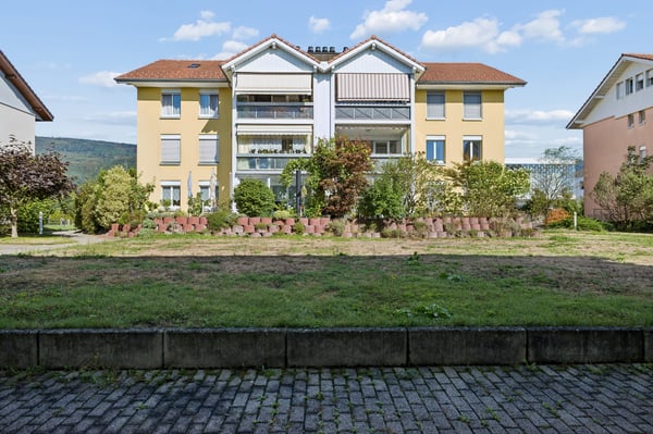 4.5-Zimmer-Wohnung mit Cheminée und drei Parkplätzen