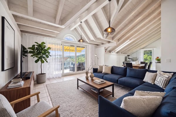 Allein unter dem Dach - 4½ Zimmer mit offenem Dachstuhl, Terrasse und Weitsicht 1