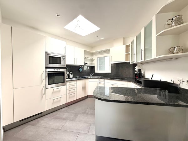 Recente costruzione • Oltre 200 m² di terrazzi privati • Jacuzzi • Vista panoramica • 2 posti auto 8