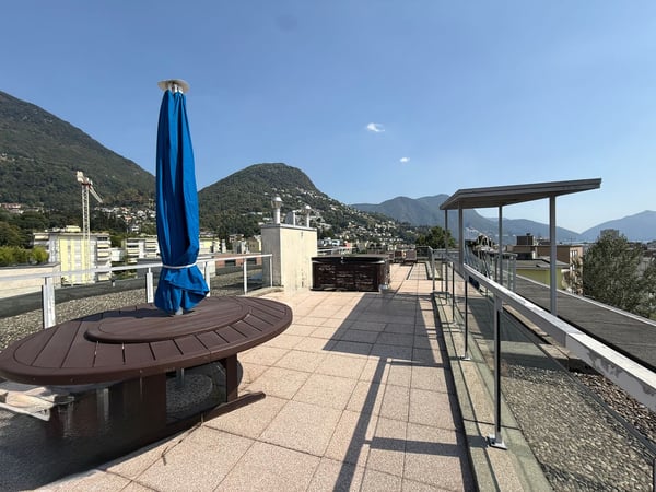Recente costruzione • Oltre 200 m² di terrazzi privati • Jacuzzi • Vista panoramica • 2 posti auto 2